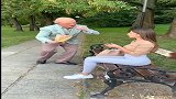 小姐姐你给点吃的不就行了，干嘛要跑啊