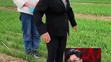 田里踢正步硬核播种，方法挺好就是多少有点废鞋