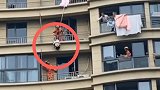 女子跟丈夫吵架爬出窗外欲轻生 消防紧急救援 现场画面让人揪心