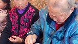 岁的妈妈，宠岁的女儿，如同小公举，让人羡慕！