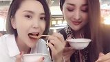 两个月工资没发了！只能我们俩吃一份儿了！同甘共苦的