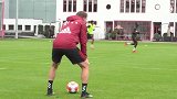 纳格尔斯曼第一堂训练课：亲力亲为做示范 拜仁众将激烈对抗