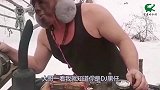 爆笑：这么冷的天何必呢，被窝不暖和吗