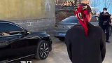 订婚当天男子手捧两束花前来