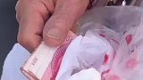 奶奶为开学的孙子送上自己的心意，一层层包裹着她的牵挂