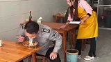 保安小哥吃米粉吃一半撒腿就跑，看到最后暖心了