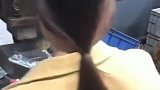 这个小姐姐太拼了，别人都下班了，只有她在加班