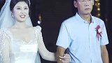 女子婚礼社恐爸爸陪着一起跳舞