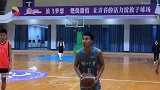 推球变向衔接背后突破，注意脚步的重置