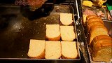 韩国美食市场，鸡蛋培根吐司，里面的芝士很诱人