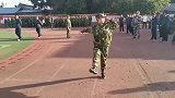 全校军训时，她是走路最标准的女生，也是让教官独宠的学生！