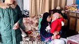 老公不在家婆婆连抱孩子都不抱，老公一回来，婆婆就装模作样的！