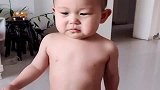儿子被妈妈赶出卧室，走出了大哥的气势
