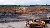 危险就在一瞬间！施工现场突然决堤就崩了