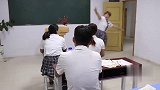 学生捡到情书当众念出，没想到是老师的，真是太搞笑了