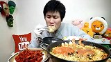 小猪哥吃面包蟹泡面和泡菜，咀嚼声真诱人