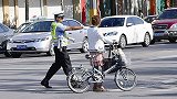 女子闯红灯被拦态度嚣张：还把罚款扔地上