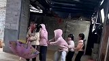 狗狗和小朋友们，玩老鹰捉小鸡