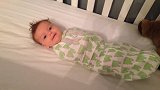 睡觉被宝成茧蛹，宝宝醒来被解开的瞬间，立马笑开了花，太舒坦了