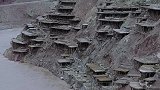 世界上唯一挂在崖壁上1300多年的古盐田，西藏芒康古盐田