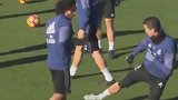 训练场秒变幼稚园！ 马塞洛+C罗训练课总有逗比神作