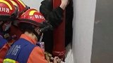 四川宜宾：情侣嬉笑打闹 女子卡进消防管道消防破墙救援