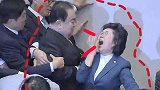 韩国议会现场上演“动作大戏” 反对者贴着议长大呼：别性骚扰我