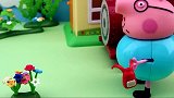 小猪佩奇玩具：猪爸爸找到乔治的书包，给他送到了学校