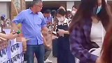 汇源果在淄博站免费送饮料，游客纷纷上前领取