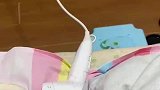 男子用棉被捂住吹风机，让吹风机送热风取暖