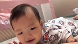 小宝宝大晚上不睡觉，却在床上玩得很开心，这体力真是好啊！