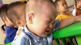 宝宝第一天上幼儿园，老师给我发来了这段视频，我笑得肚子疼