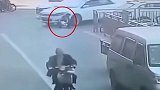 深圳一女子抱小孩蹲地造视野盲区 不幸遭轿车碾压身亡