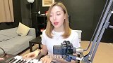 女生弹唱《等风雨经过》，超级好听