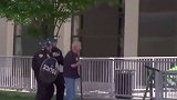美国警察野蛮推倒拄拐老人 被全程直播
