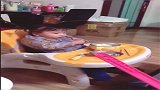 宝宝不好好吃饭，妈妈一个动作宝宝立马开吃，这个宝宝太逗了！