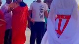 女子街头，穿古装扮嫦娥
