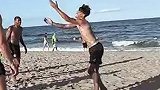 瓜迪奥拉和曼城球员在海滩上玩沙滩足球