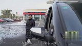 二货见义勇为制服小偷替姑娘夺回钱包，结果被姑娘误会讹了五百