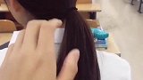 前桌姑娘的回眸一笑，太甜了吧！