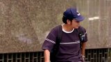 美女用手机铃声整蛊路人结果把路人整得团团转，结局太逗了
