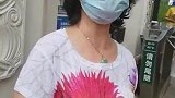 居民顾阿姨特意到门口拍照，纪念这一刻。