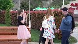 男子故意伪装成假人捉弄路人，美女非常害怕