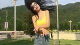 美女在路旁尬舞，这个舞蹈入境给满分，你有没有什么意见
