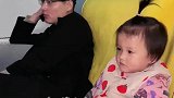 爸爸带娃真的是费手机，自己看自己的互不打扰