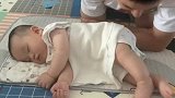 宝爸无视宝妈警告，试图弄醒睡着的宝宝