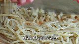 早餐想吃面食试试这个包子，韭菜粉条馅，酱香浓郁，面皮松软好吃