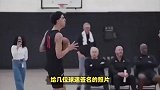 开拓者队记晒杨瀚森给球迷签名照片：他已经出名了