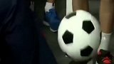 足球-17年-小罗伪装保安秀球技 龅牙太明显被人认出-专题