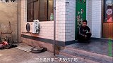 金毛屁股流血了，抱怨道都不能拉屎了，可把小虎给急坏了